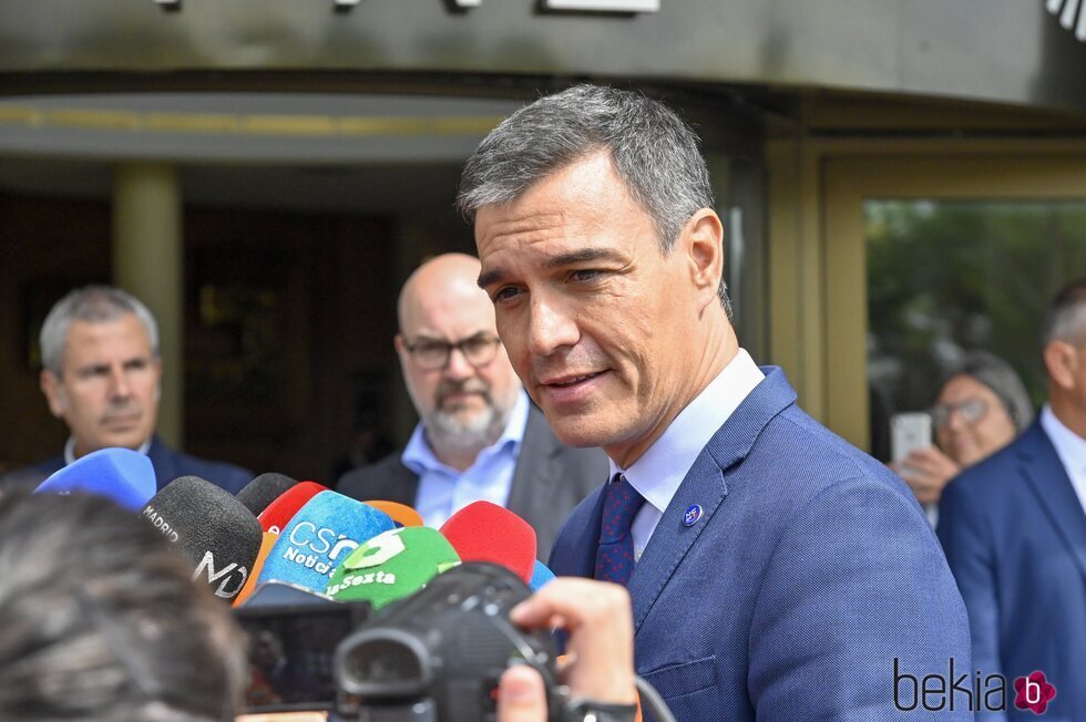 Pedro Sánchez atiende a los medios a las puertas del tanatorio de María Teresa Campos