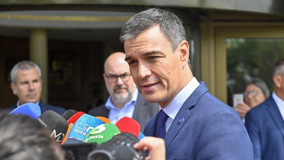 Pedro Sánchez atiende a los medios a las puertas del tanatorio de María Teresa Campos