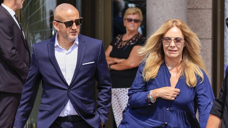 Belén Rodríguez y Gustavo en el tanatorio de María Teresa Campos