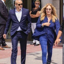 Belén Rodríguez y Gustavo en el tanatorio de María Teresa Campos