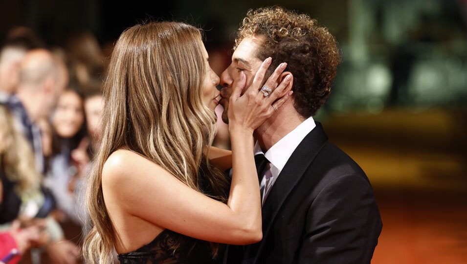 Rosanna Zanetti y David Bisbal besándose en el FesTVal 2023