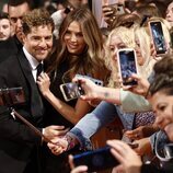 David Bisbal y Rosanna Zanetti haciéndose fotos con sus fans en el FesTVal 2023