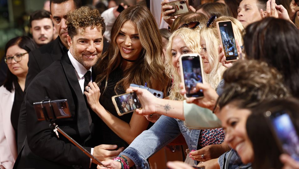 David Bisbal y Rosanna Zanetti haciéndose fotos con sus fans en el FesTVal 2023