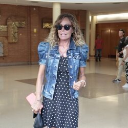 Lara Dibildos en el tanatorio para dar el último adiós a María Teresa Campos