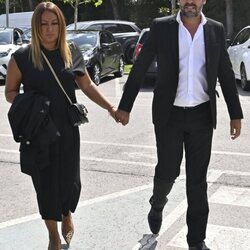 Kike Calleja y su mujer en el tanatorio para dar el último adiós a María Teresa Campos