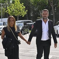 Kike Calleja y su mujer en el tanatorio para dar el último adiós a María Teresa Campos