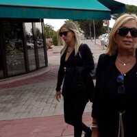 Carmen Borrego y su hija Carmen llegan al último adiós a María Teresa Campos en el tanatorio