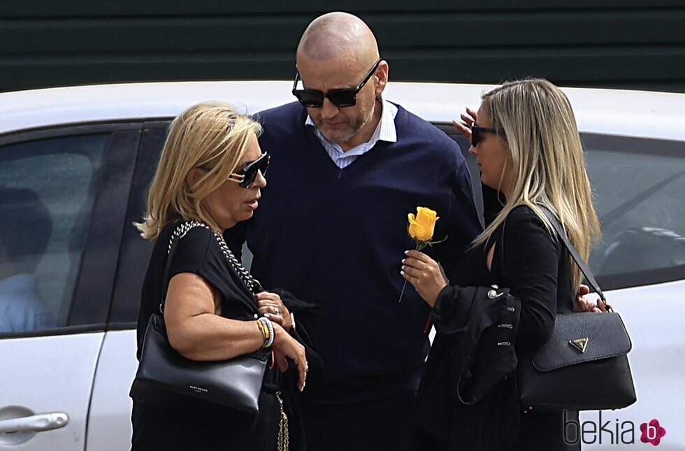 Carmen Borrego, Gustavo y Carmen Almoguera tras el último adiós a María Teresa Campos