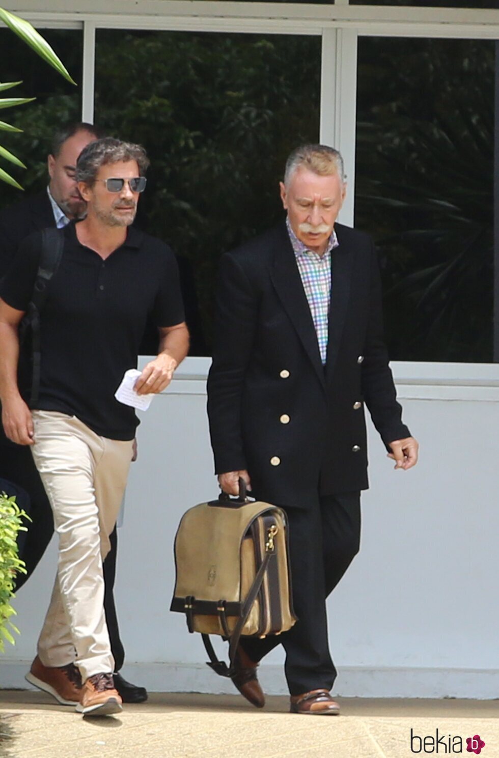 Rodolfo Sancho y Marcos García Montes saliendo de la prisión de Koh Samui