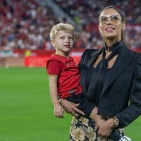 Pilar Rubio en la presentación de Sergio Ramos en el Sevilla FC con su hijo Máximo Adriano