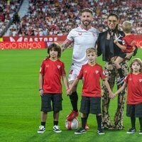 Sergio Ramos con Pilar Rubio y sus hijos en su regreso al Sevilla FC