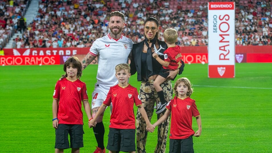 Sergio Ramos con Pilar Rubio y sus hijos en su regreso al Sevilla FC