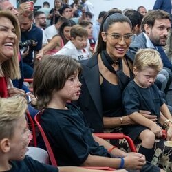 Pilar Rubio con su suegra en la presentación de Sergio Ramos en el Sevilla FC