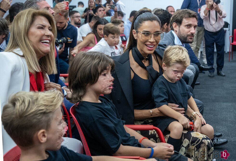 Pilar Rubio con su suegra en la presentación de Sergio Ramos en el Sevilla FC