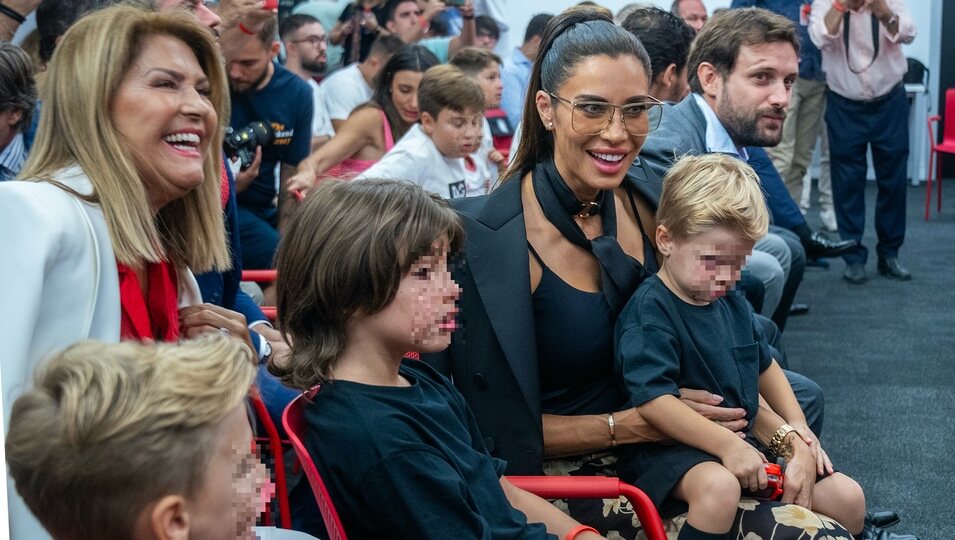 Pilar Rubio con su suegra en la presentación de Sergio Ramos en el Sevilla FC