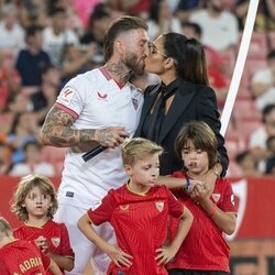 Pilar Rubio y Sergio Ramos besándose en la presentación del futbolista en el Sevilla FC