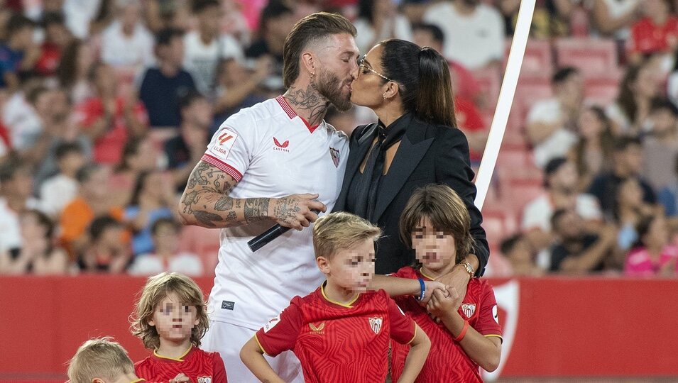 Pilar Rubio y Sergio Ramos besándose en la presentación del futbolista en el Sevilla FC