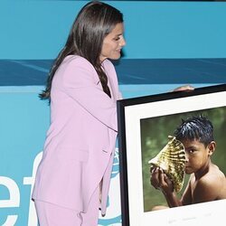 La Reina Letizia entrega un Premio UNICEF España a Shabana Basij-Rasikh