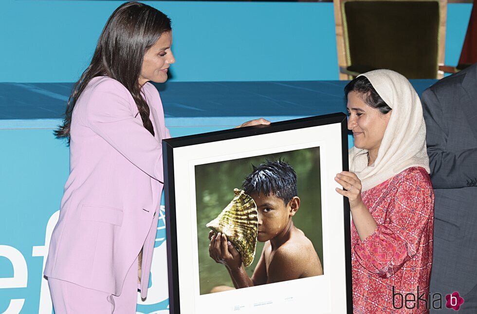 La Reina Letizia entrega un Premio UNICEF España a Shabana Basij-Rasikh