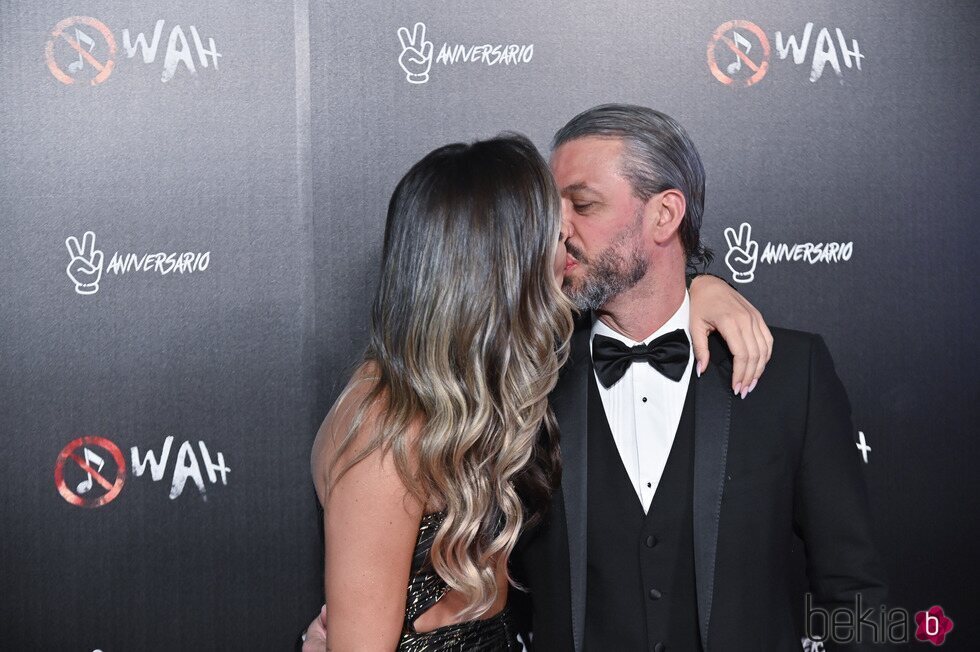 Lorena Gómez y René Ramos besándose en el segundo aniversario de Wah