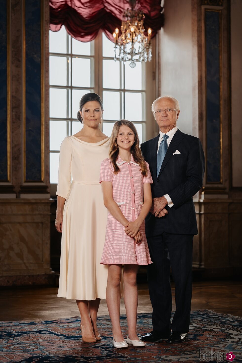 Foto oficial de Carlos Gustavo de Suecia, Victoria de Suecia y Estelle de Suecia por el 50 aniversario de reinado de Carlos Gustavo de Suecia