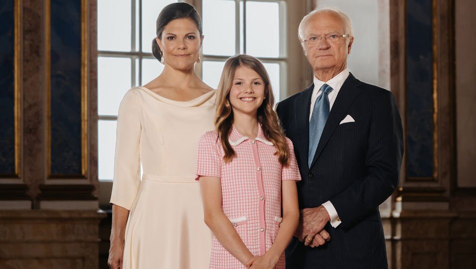 Foto oficial de Carlos Gustavo de Suecia, Victoria de Suecia y Estelle de Suecia por el 50 aniversario de reinado de Carlos Gustavo de Suecia