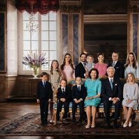 Foto oficial de la Familia Real Suecia por el 50 aniversario de reinado de Carlos Gustavo de Suecia