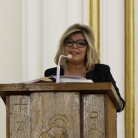 Terelu Campos dando un discurso en el funeral de María Teresa Campos en Málaga