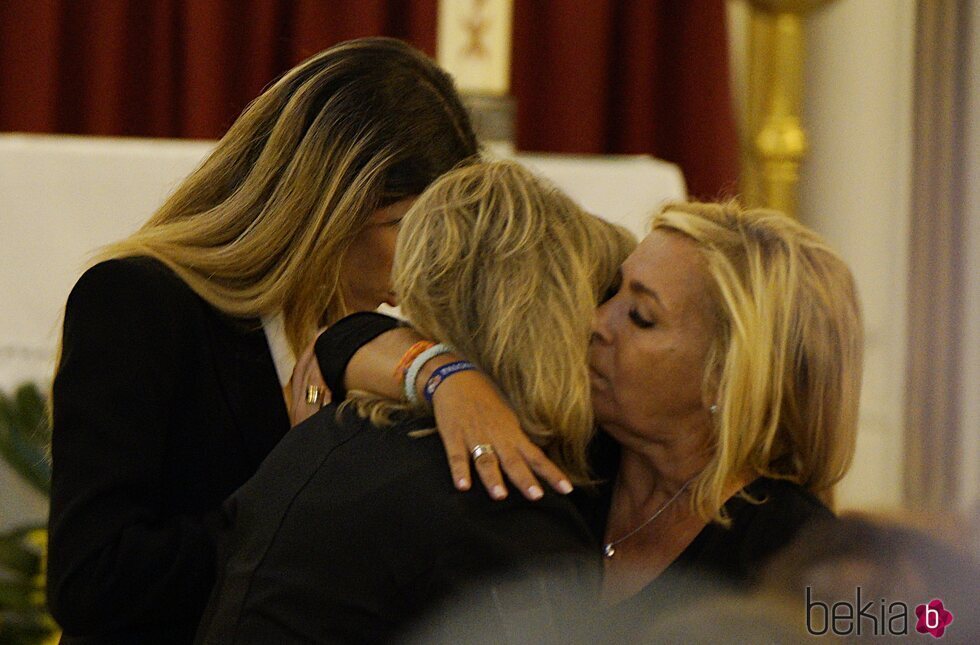 Terelu Campos y Carmen Borrego se abrazan en el funeral de María Teresa Campos