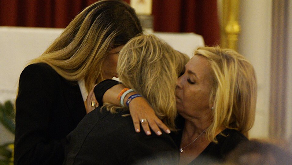 Terelu Campos y Carmen Borrego se abrazan en el funeral de María Teresa Campos