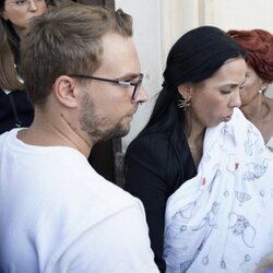 José María Almoguera, hijo de Carmen Borrego, Paola Olmedo y su bebé en el funeral de María Teresa Campos