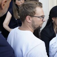 José María Almoguera, hijo de Carmen Borrego, Paola Olmedo y su bebé en el funeral de María Teresa Campos