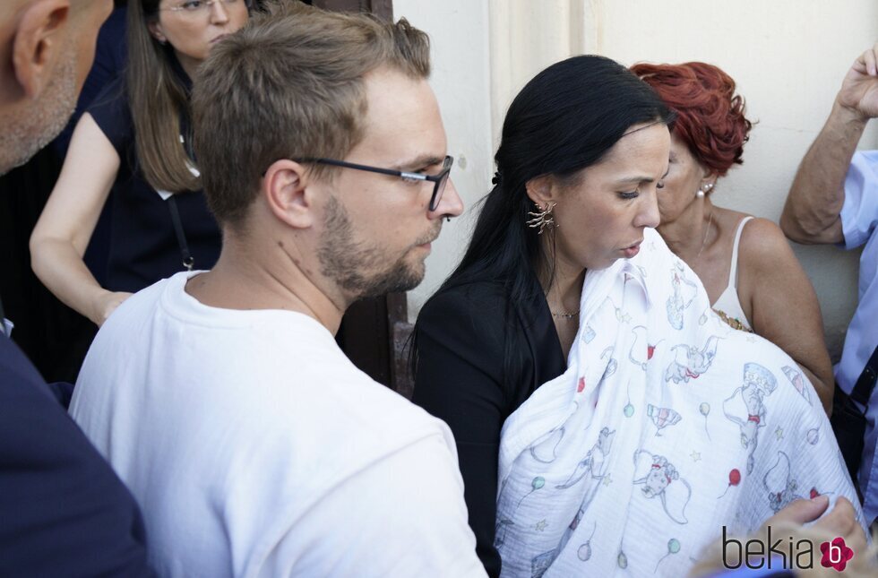 José María Almoguera, hijo de Carmen Borrego, Paola Olmedo y su bebé en el funeral de María Teresa Campos