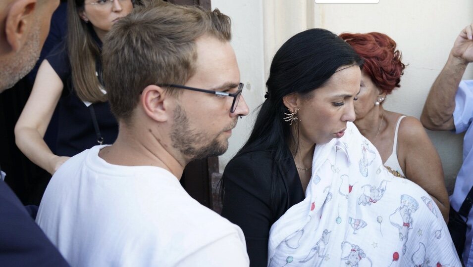 José María Almoguera, hijo de Carmen Borrego, Paola Olmedo y su bebé en el funeral de María Teresa Campos