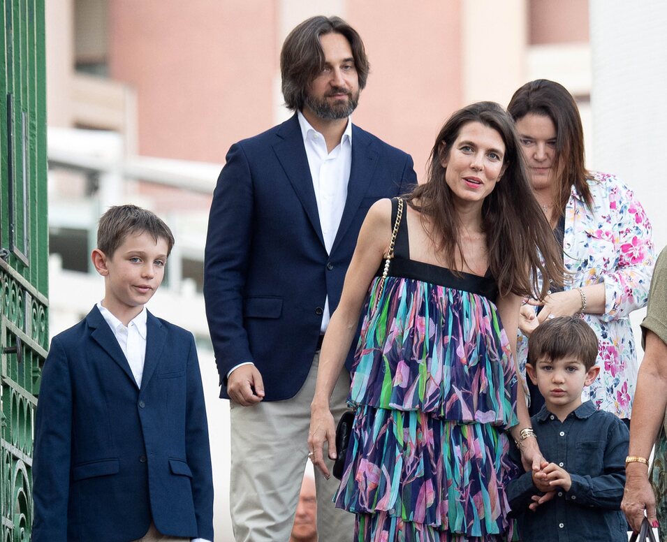 Carlota Casiraghi y Dimitri Rassam con sus hijos Raphaël Elmaleh y Balthazar Rassam en el Picnic de Mónaco 2023