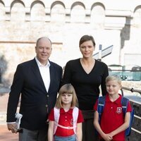 Jacques y Gabriella de Mónaco con sus padres Alberto y Charlene de Mónaco en la vuelta al cole 2023