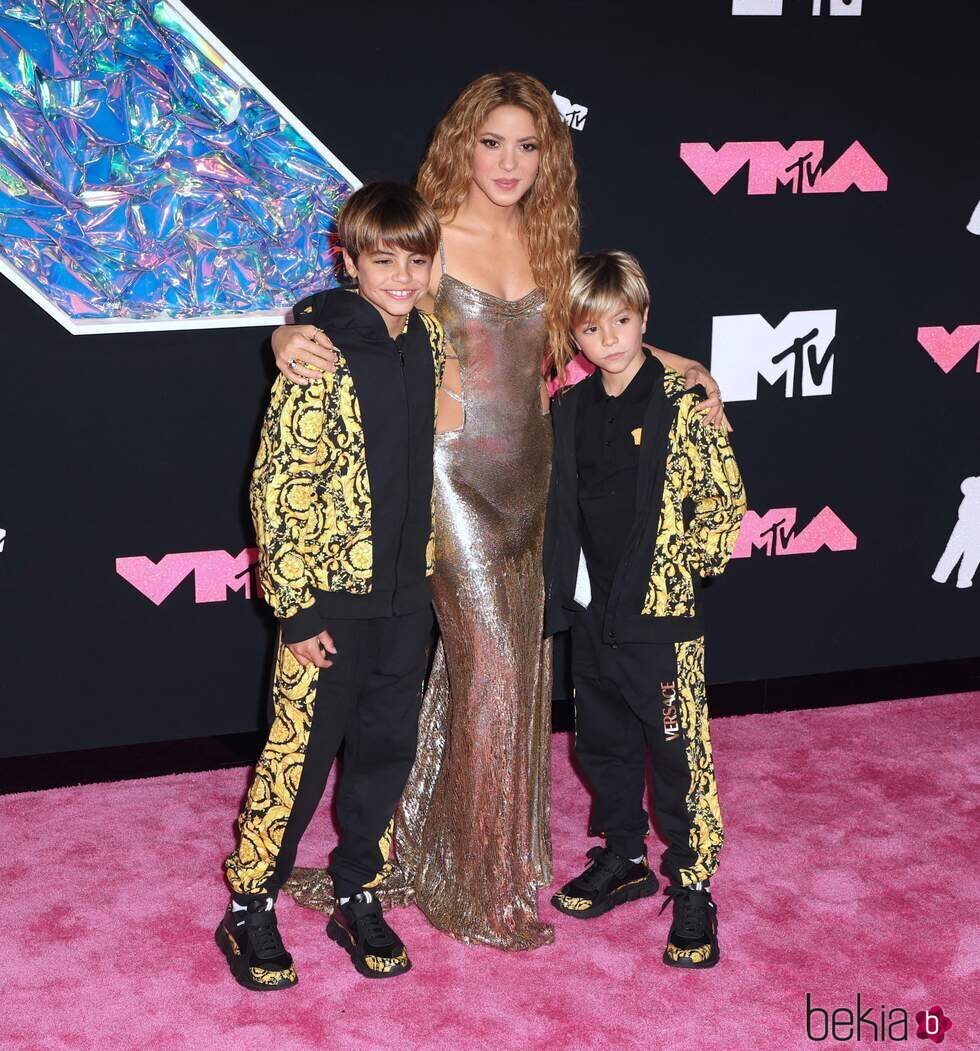 Shakira en la alfombra roja de los MTV Video Music 2023 junto a sus hijos Milan y Sasha