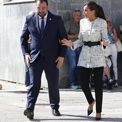 La Reina Letizia hablando con Adrián Barbón en la apertura del Curso de Formación Profesional 2023/2024 en Langreo