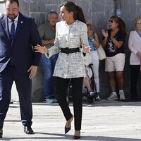 La Reina Letizia hablando con Adrián Barbón en la apertura del Curso de Formación Profesional 2023/2024 en Langreo