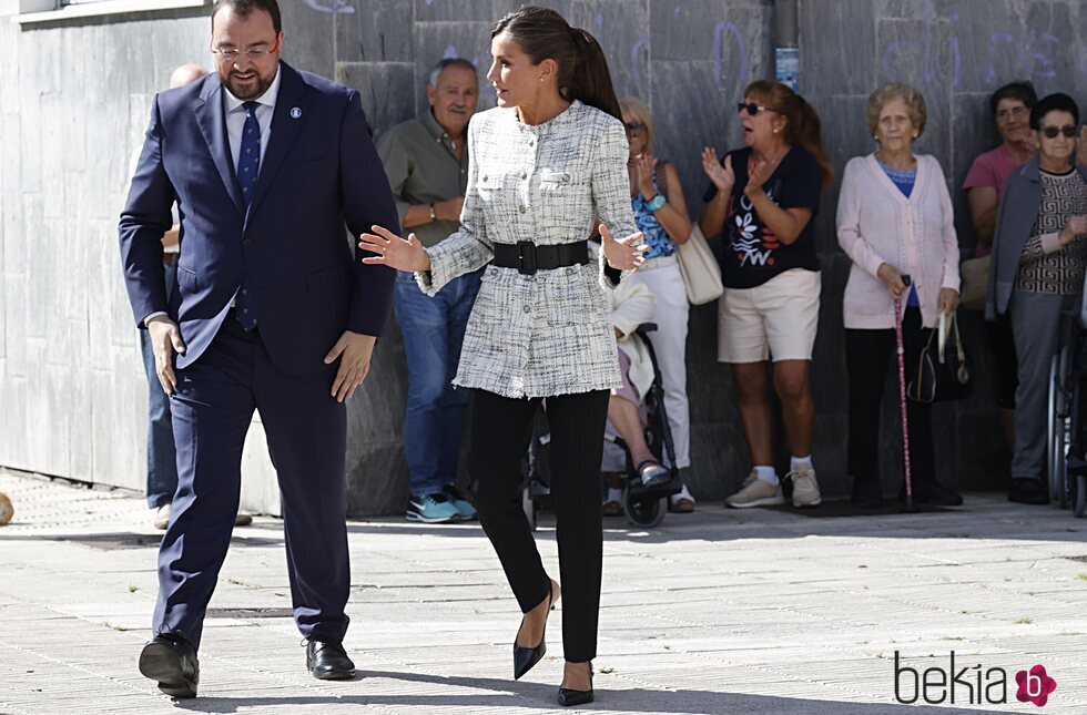 La Reina Letizia hablando con Adrián Barbón en la apertura del Curso de Formación Profesional 2023/2024 en Langreo