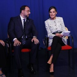 La Reina Letizia hablando con Adrián Barbón y Pilar Alegría en la apertura del Curso de Formación Profesional 2023/2024 en Langreo