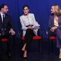 La Reina Letizia hablando con Adrián Barbón y Pilar Alegría en la apertura del Curso de Formación Profesional 2023/2024 en Langreo