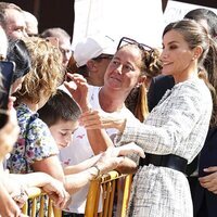 La Reina Letizia haciéndose un selfie con una mujer en la apertura del Curso de Formación Profesional 2023/2024 en Langreo