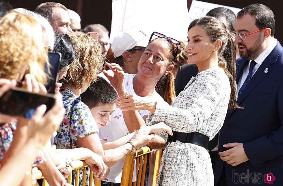 La Reina Letizia haciéndose un selfie con una mujer en la apertura del Curso de Formación Profesional 2023/2024 en Langreo