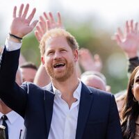 El Príncipe Harry y Meghan Markle saludan al público en los Juegos Invictus