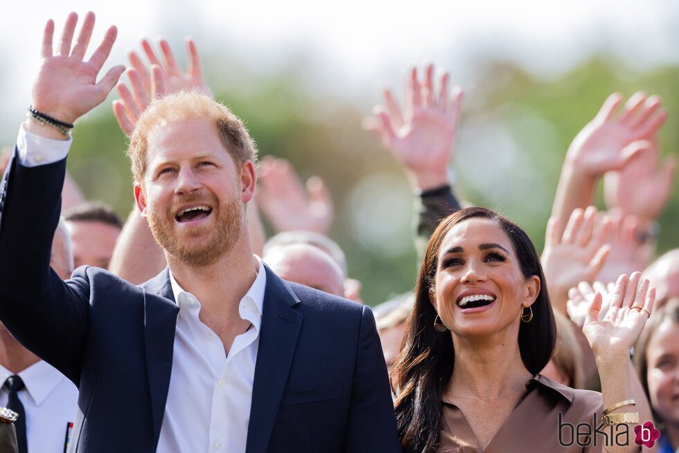 El Príncipe Harry y Meghan Markle saludan al público en los Juegos Invictus