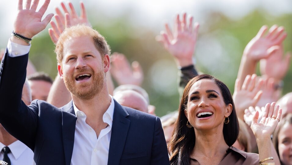 El Príncipe Harry y Meghan Markle saludan al público en los Juegos Invictus