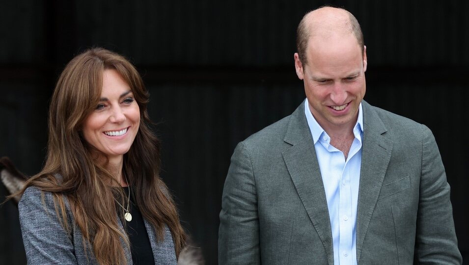 Kate Middleton y el Príncipe Guillermo visitan una escuela forestal