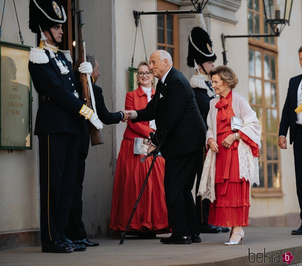 Harald y Sonia de Noruega en la ópera por el Jubileo de Carlos Gustavo de Suecia