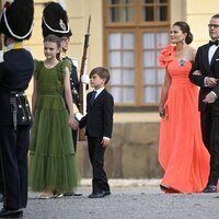 Victoria y Daniel de Suecia y sus hijos Estelle y Oscar de Suecia en la ópera por el Jubileo de Carlos Gustavo de Suecia